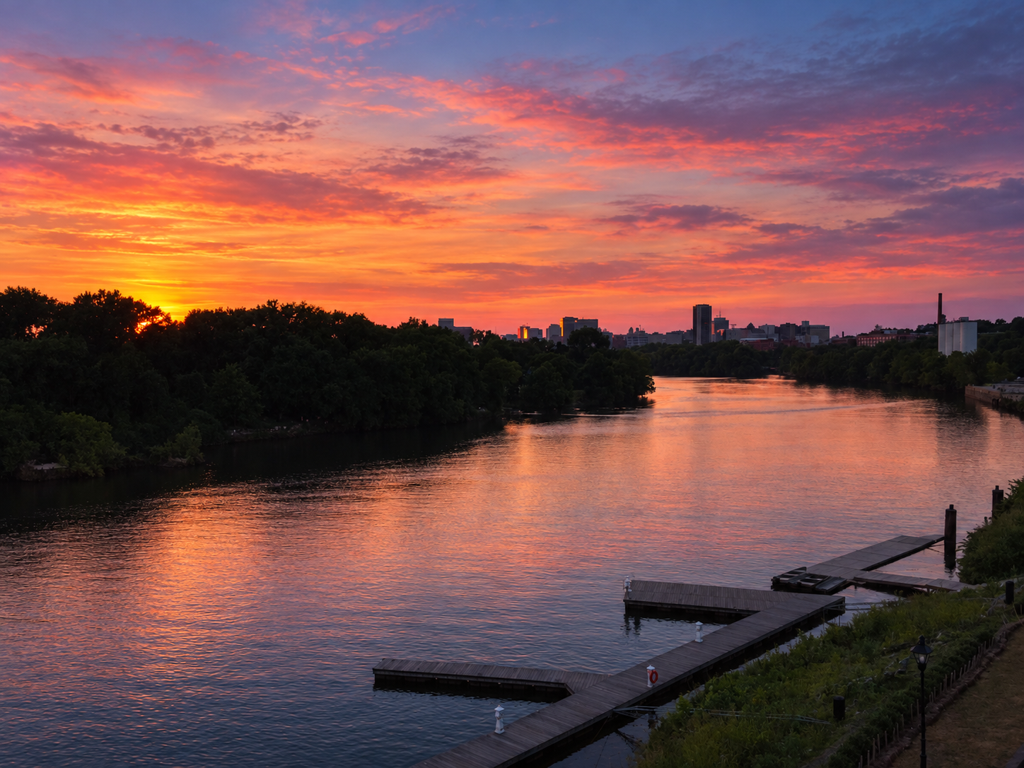 Rocketts Landing sunset on the James River with the Richmond skyline